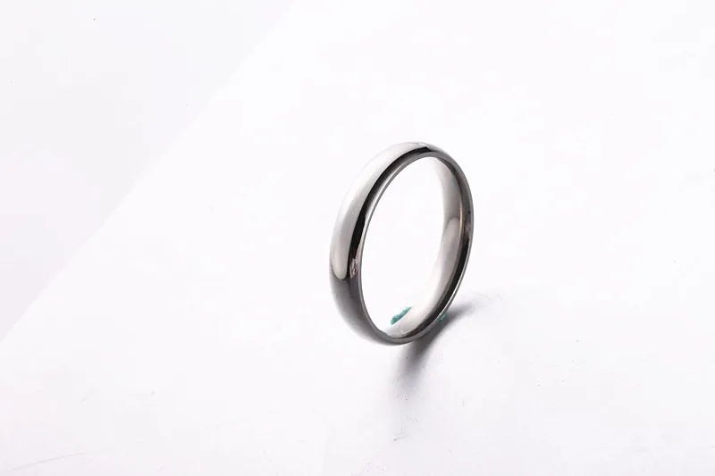 Anillo de acero inoxidable pulido en tonos dorado, rosa y negro
