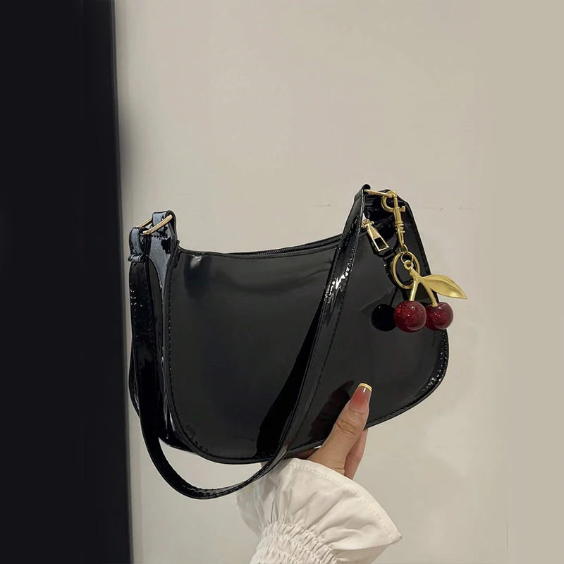 Bandolera de Mujer en Cuero PU con Dije de Cereza
