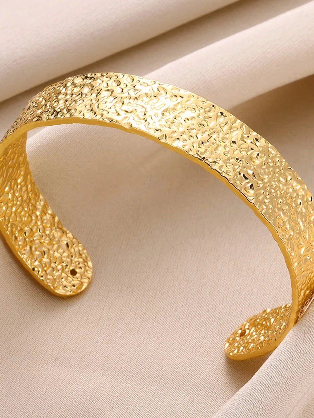 Pulsera Brazalete Abierta de Acero Inoxidable Dorado con Diseño Clásico