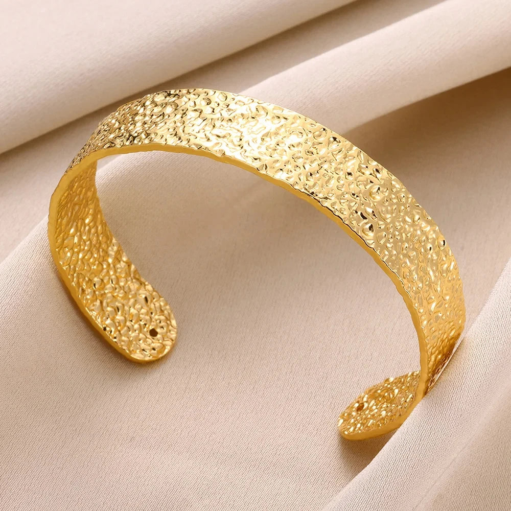 Pulsera Brazalete Abierta de Acero Inoxidable Dorado con Diseño Clásico