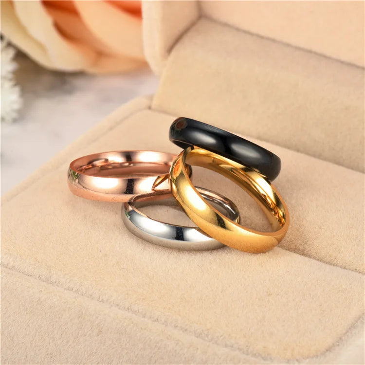 Anillo de acero inoxidable pulido en tonos dorado, rosa y negro