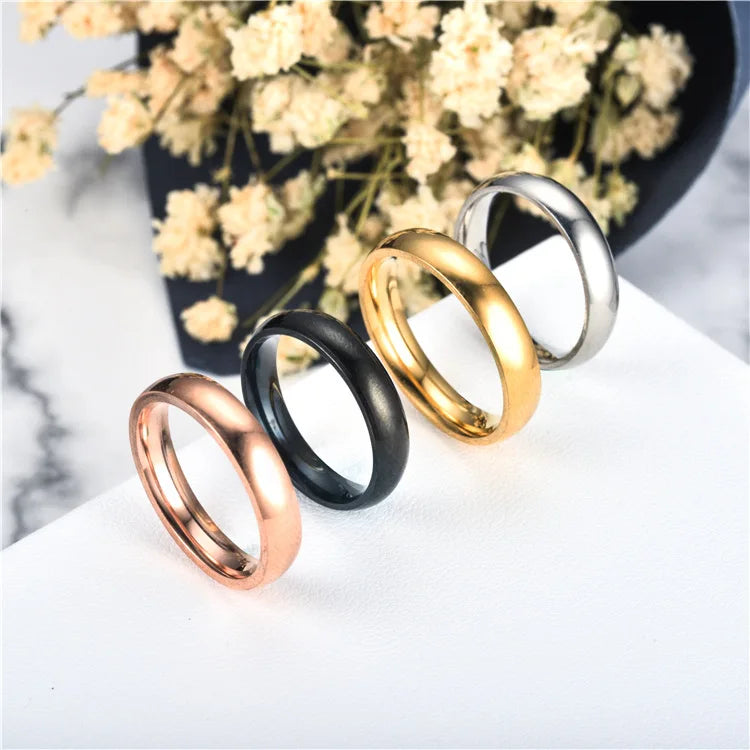 Anillo de acero inoxidable pulido en tonos dorado, rosa y negro