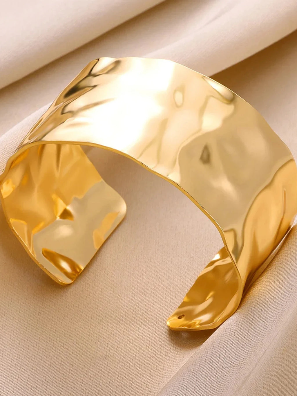 Pulsera Brazalete Abierta de Acero Inoxidable Dorado con Diseño Clásico