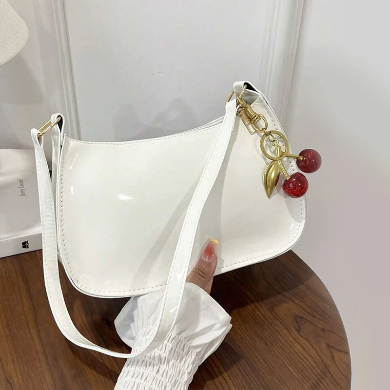 Bandolera de Mujer en Cuero PU con Dije de Cereza