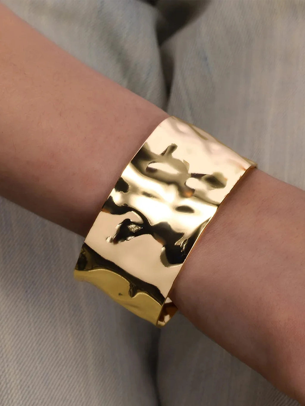 Pulsera Brazalete Abierta de Acero Inoxidable Dorado con Diseño Clásico