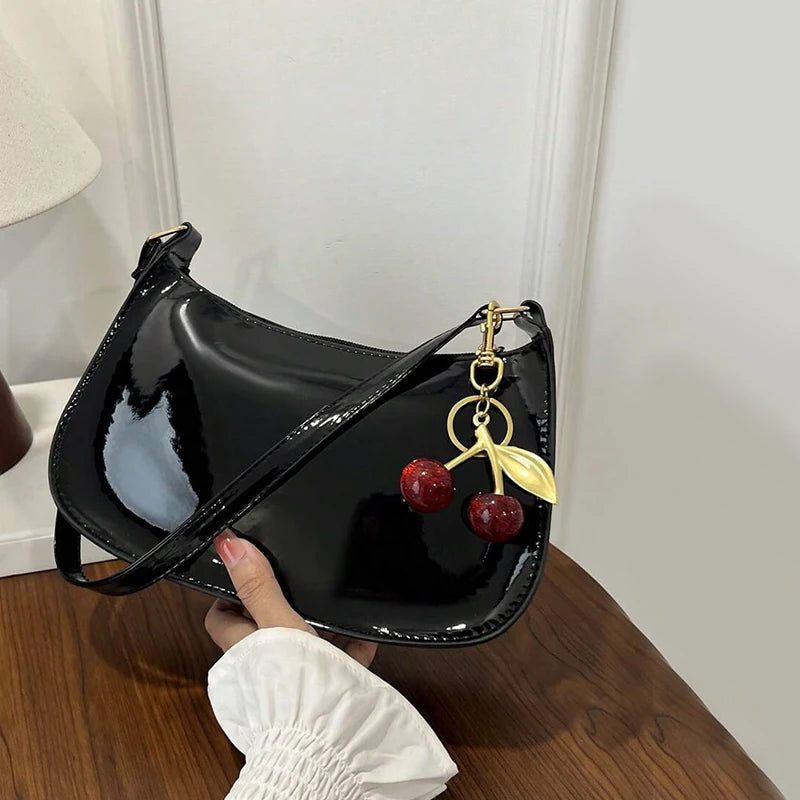 Bandolera de Mujer en Cuero PU con Dije de Cereza